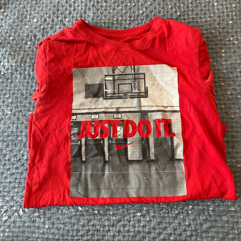 NIKE ATHLETIC BASKETBALL SHIRT ADULT SIZE SMALL